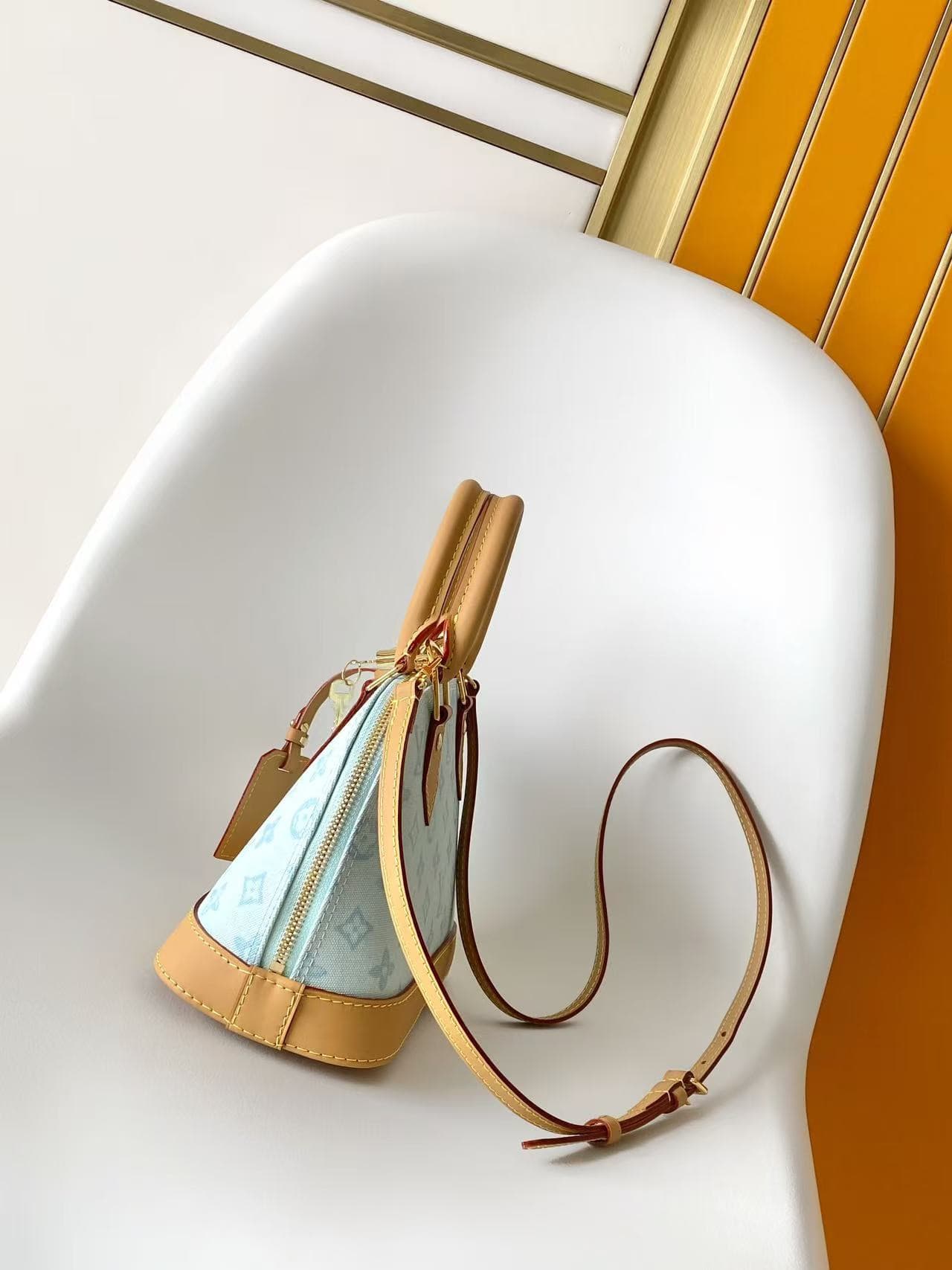 2026 LV Monogram Handbag M28526 Size:17.5*11.5*23.5 cm