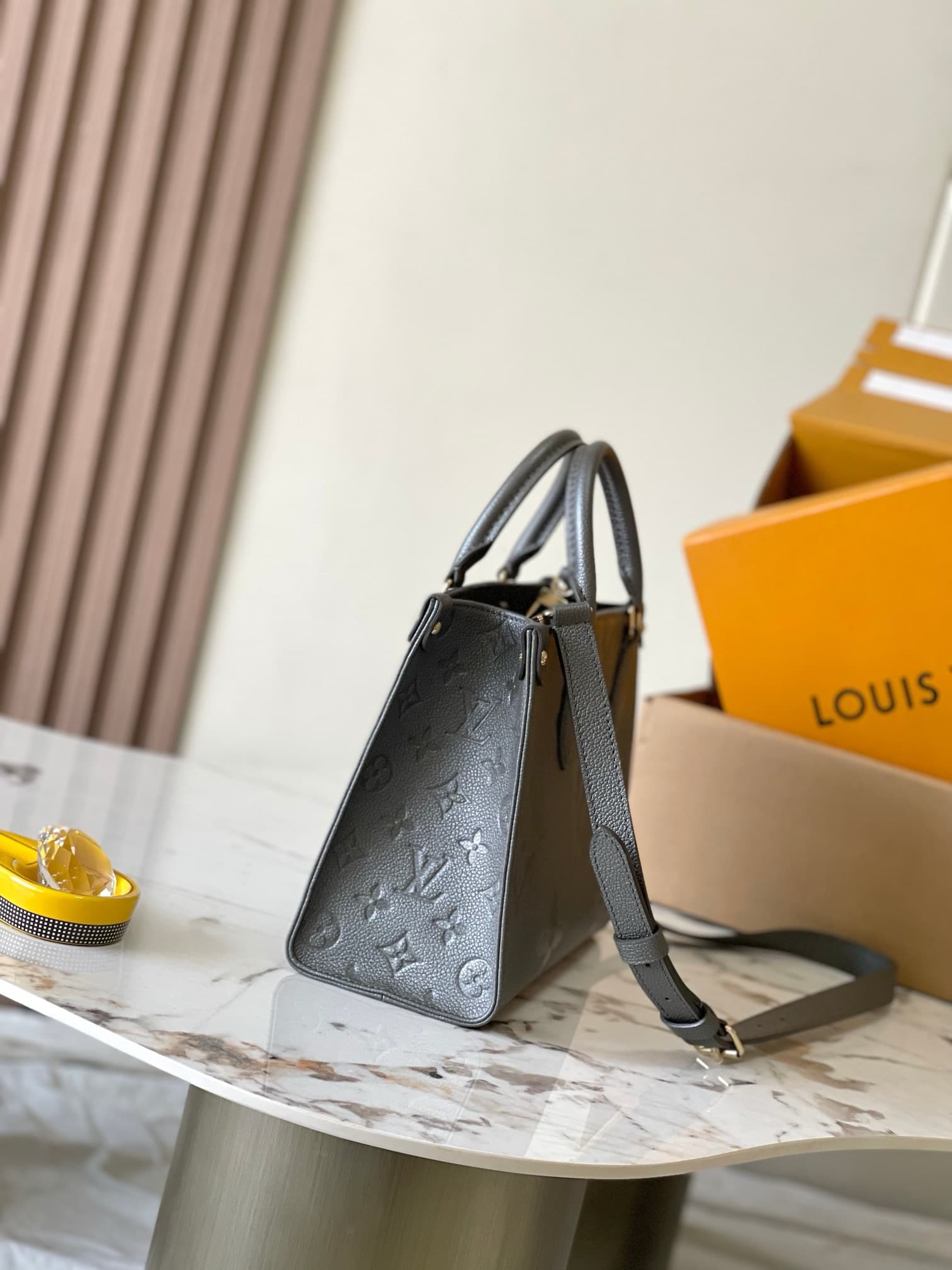 LV HandBag Onthego M12886