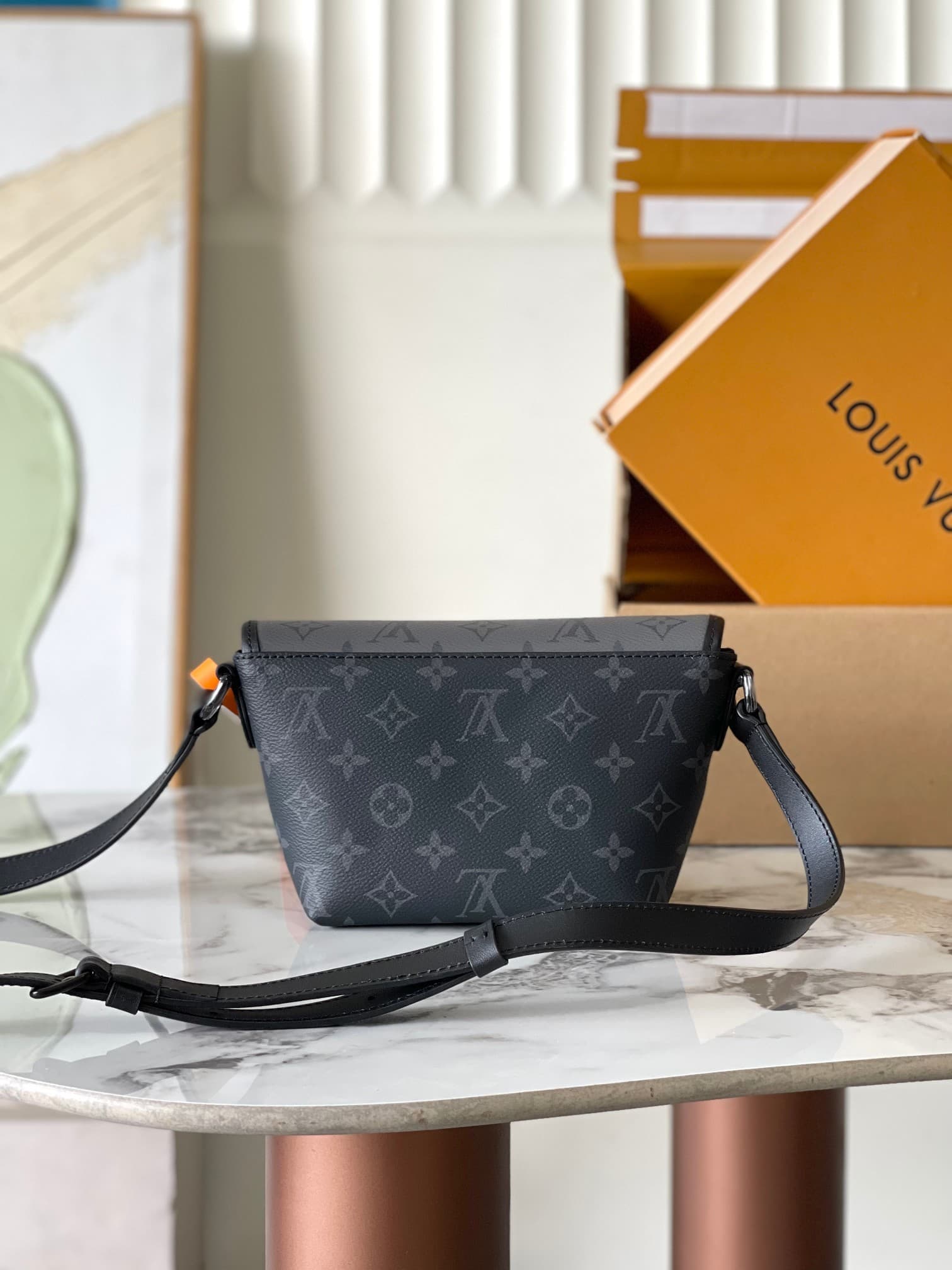 LV Bag M12806