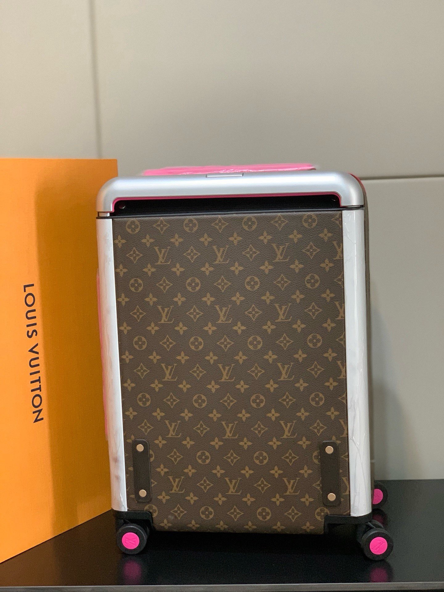 LV Suitcase Two Size（20/24 inches）